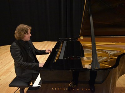 Tomáš Vrána - klavír